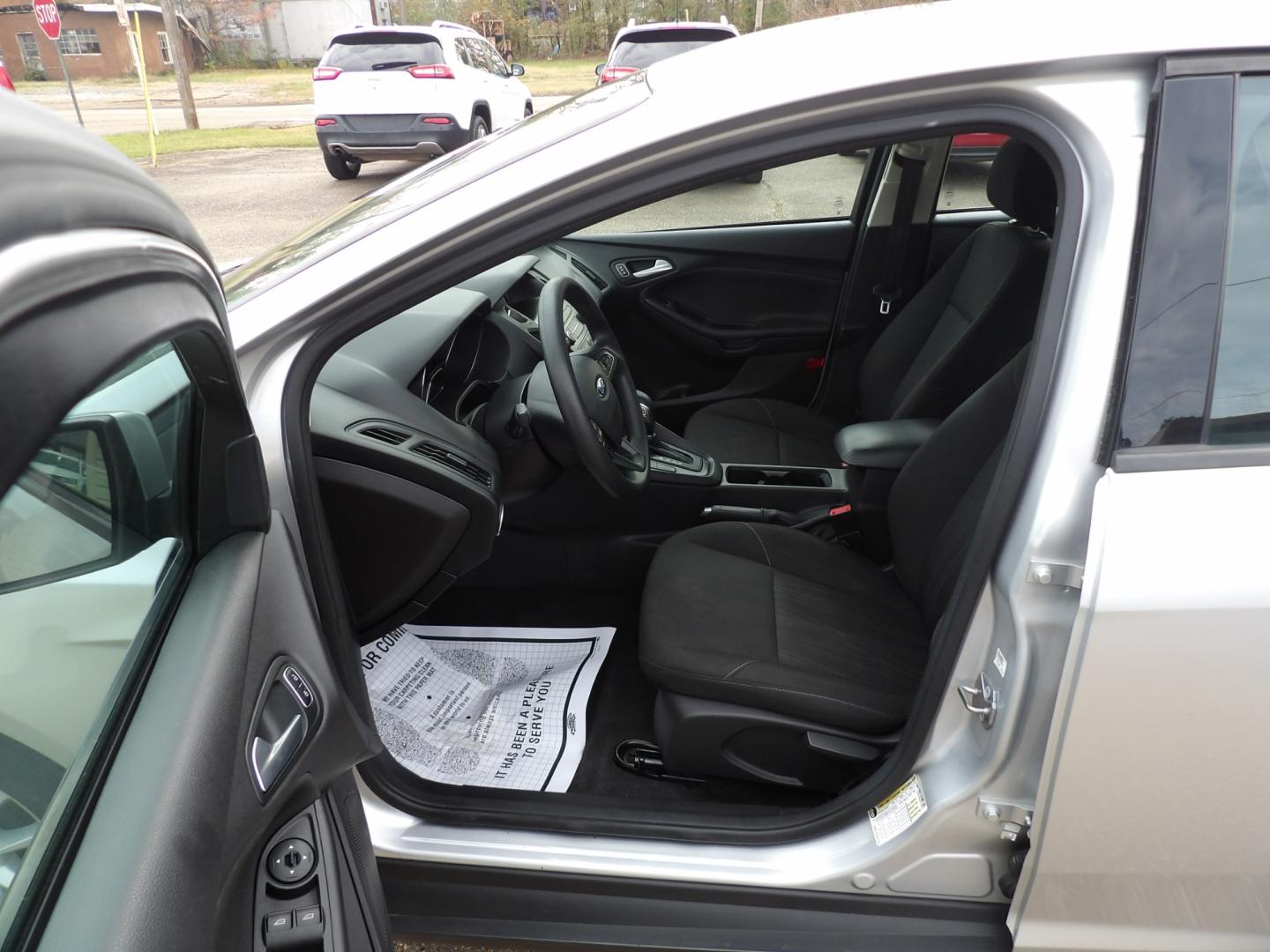 2018 Ingot Silver Metallic /Black Ford Focus SE (1FADP3FE4JL) with an 1.0L engine, automatic transmission, located at 401 First NE, Bearden, AR, 71720, (870) 687-3414, 33.726528, -92.611519 - Photo#7